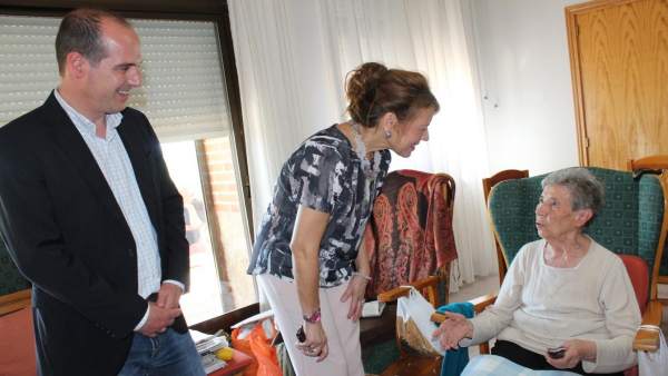 La consejera de Bienestar Social visita una residencia en Cogolludo La consejera de Bienestar Social visita una residencia en Cogolludo