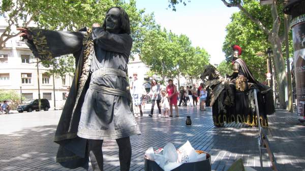 Estatuas humanas de La Rambla, con Cristóbal Colón y un caballero romano. Estatuas humanas de La Rambla, con Cristóbal Colón y un caballero romano.