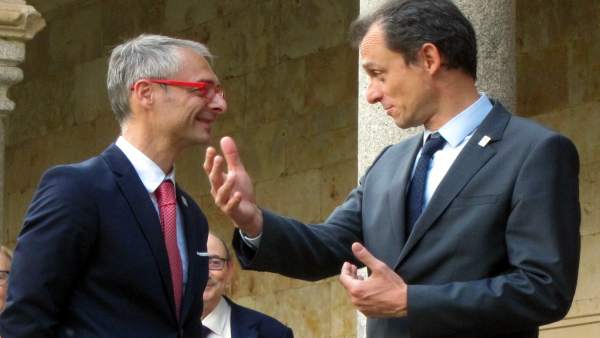 Pedro Duque habla con el rector de la USAL en Salamanca Pedro Duque habla con el rector de la USAL en Salamanca