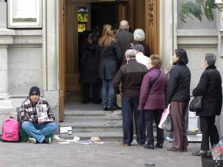 Pobreza, pobre, indigente, mendigo, sin techo, persona pidiendo en la calle