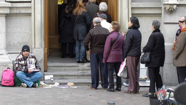 Pobreza, pobre, indigente, mendigo, sin techo, persona pidiendo en la calle Pobreza, pobre, indigente, mendigo, sin techo, persona pidiendo en la calle
