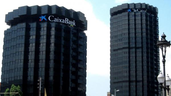 Sede De La Caixa Con El Logotipo De Caixabank Sede De La Caixa Con El Logotipo De Caixabank