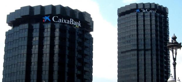 Sede De La Caixa Con El Logotipo De Caixabank
