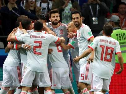 Jugadores españoles celebran el 1-0 durante el partido Irán-España.