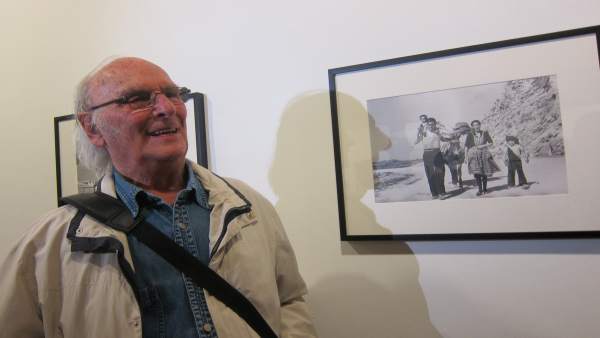 El cineasta Carlos Saura delante de sus fotos sobre los años 50 El cineasta Carlos Saura delante de sus fotos sobre los años 50