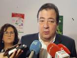 Fernández Vara atiende a los medios