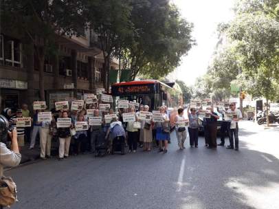 Protesta de vecinos contra la supresión de la línea de bus 41.