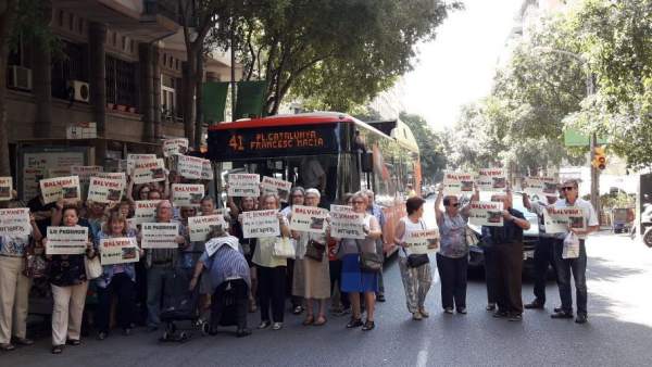 Protesta de vecinos contra la supresión de la línea de bus 41. Protesta de vecinos contra la supresión de la línea de bus 41.
