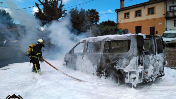 Furgoneta calcinada en Siero Furgoneta calcinada en Siero