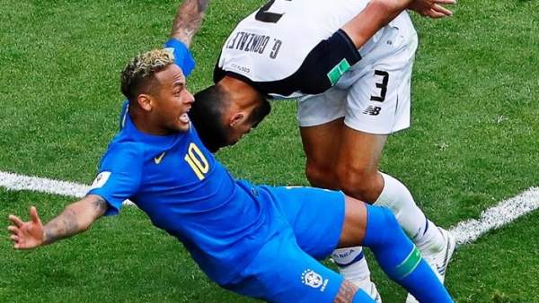 Neymar, en una pugna con Duarte durante el Brasil - Costa Rica. Neymar, en una pugna con Duarte durante el Brasil - Costa Rica.