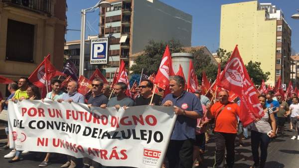 Manifestación por el bloqueo del convenio del azulejo en Castellón Manifestación por el bloqueo del convenio del azulejo en Castellón