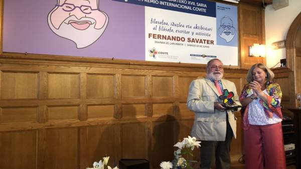Consuelo Ordóñes entrega el Premio internacional de Covite a Fernando Savater Consuelo Ordóñes entrega el Premio internacional de Covite a Fernando Savater