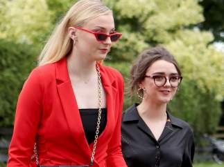 Sophie Turner y Maisie Williams