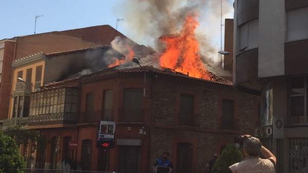 León.- Edificio en llamas en La Bañeza León.- Edificio en llamas en La Bañeza