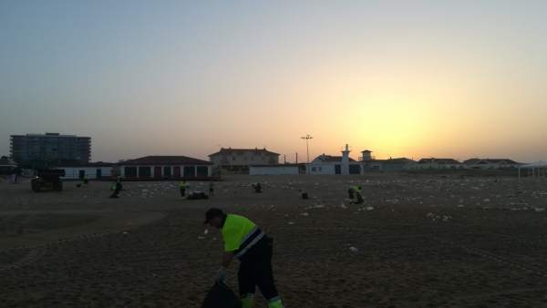 Efectivos trabajan en la playa de Punta Umbría tras la Noche de San Juan Efectivos trabajan en la playa de Punta Umbría tras la Noche de San Juan