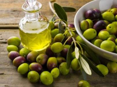Aceitunas en la mesa