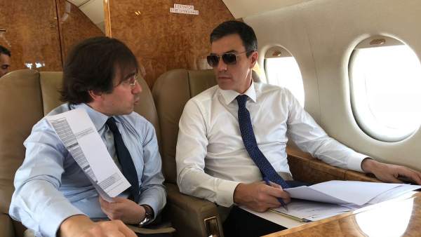 Sánchez, con gafas de sol dentro de su avión Sánchez, con gafas de sol dentro de su avión