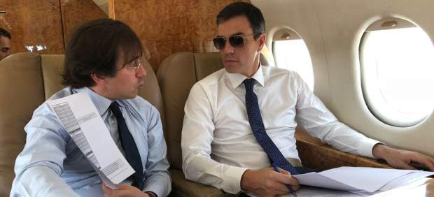 Sánchez, con gafas de sol dentro de su avión