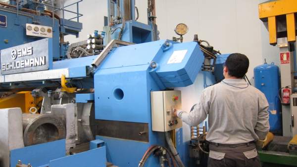 Operario manipulando una máquina en su trabajo. Operario manipulando una máquina en su trabajo.