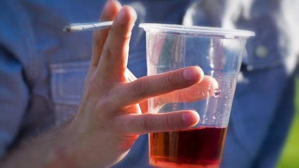 Los jóvenes creen que es más placentero fumar mientras se bebe Los jóvenes creen que es más placentero fumar mientras se bebe