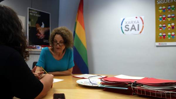 Una administrativa del SAI de Barcelona atendiendo a una usuaria. Una administrativa del SAI de Barcelona atendiendo a una usuaria.