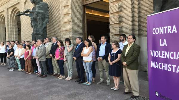 Concentración contra violencia machista en el Ayuntamiento de Zaragoza. Concentración contra violencia machista en el Ayuntamiento de Zaragoza.