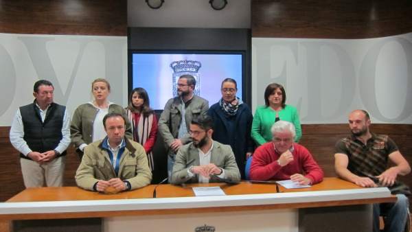 El grupo municpal del PP de Oviedo leyendo un comunicado de protesta. El grupo municpal del PP de Oviedo leyendo un comunicado de protesta.