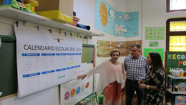 Adela Martínez-Cachá, presenta el calendario escolar Adela Martínez-Cachá, presenta el calendario escolar