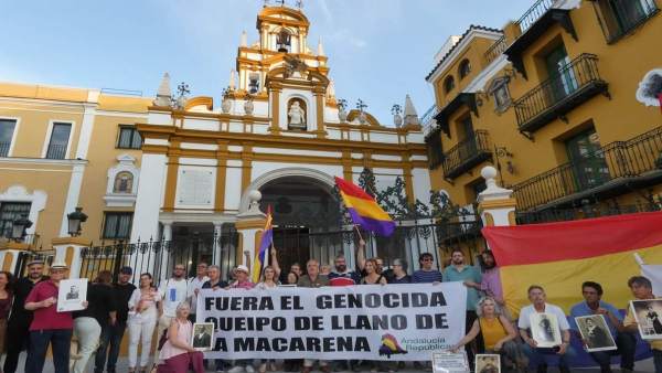Concentración por la memoria histórica en la basílica de la Macarena de Sevill Concentración por la memoria histórica en la basílica de la Macarena de Sevill