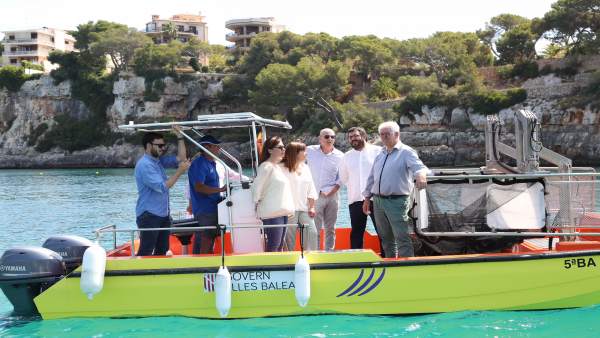 Armengol visita las barcas del servicio de limpieza del litoral Armengol visita las barcas del servicio de limpieza del litoral