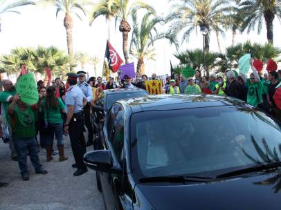 Los manifestantes recibiendo al ministro Cristóbal Montoro y a Alicia Sánchez-Camacho, del PPC, en Vilanova i la Geltrú (Barcelona) el 21 de mayo de 2014.