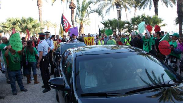 Los manifestantes recibiendo al ministro Cristóbal Montoro y a Alicia Sánchez-Camacho, del PPC, en Vilanova i la Geltrú (Barcelona) el 21 de mayo de 2014. Los manifestantes recibiendo al ministro Cristóbal Montoro y a Alicia Sánchez-Camacho, del PPC, en Vilanova i la Geltrú (Barcelona) el 21 de mayo de 2014.