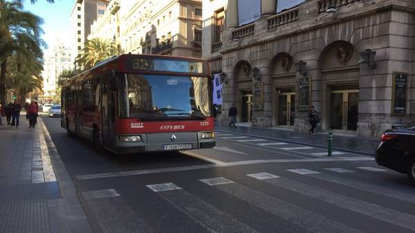 Autobús de la EMT en el centro de València Autobús de la EMT en el centro de València