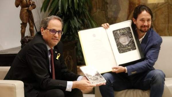 Quim Torra y Pablo Iglesias con el libro y las litografías que se han regalado antes del inicio de la reunión en la Generalitat. Quim Torra y Pablo Iglesias con el libro y las litografías que se han regalado antes del inicio de la reunión en la Generalitat.