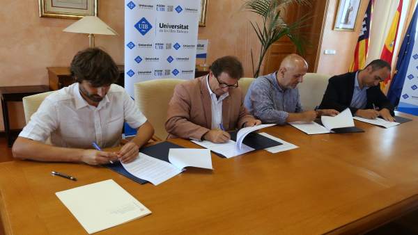 Firma del convenio para el anuario de la juventud en Baleares Firma del convenio para el anuario de la juventud en Baleares