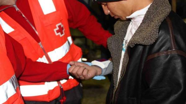Un Inmigrante Es Atendido Por Cruz Roja Un Inmigrante Es Atendido Por Cruz Roja