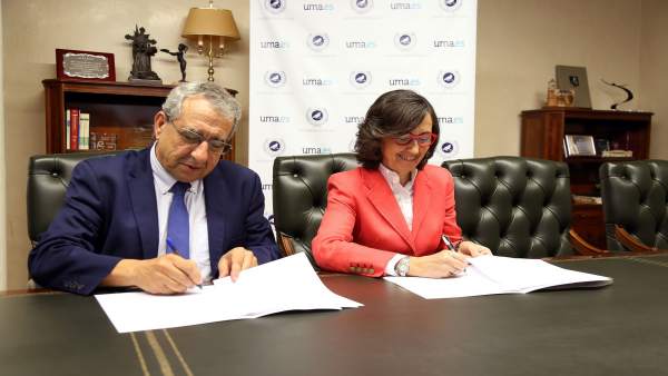 El rector de la UMA y la consejera de Justicia firman un convenio El rector de la UMA y la consejera de Justicia firman un convenio