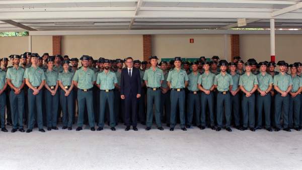 Imagen del delegado y el coronel posando con los nuevos agentes Imagen del delegado y el coronel posando con los nuevos agentes