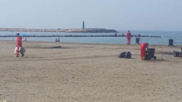 Efectivos realizan labores de limpieza en las playas de El Ejido Efectivos realizan labores de limpieza en las playas de El Ejido