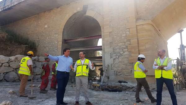 Obras de emergencia en el puente sobre el arroyo salado, en la A-305. Obras de emergencia en el puente sobre el arroyo salado, en la A-305.