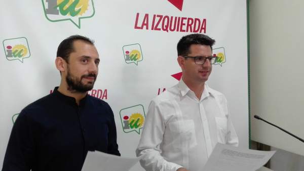 Sebastián Pérez (izca.) junto al coordinador provincial de IU, Pedro García Sebastián Pérez (izca.) junto al coordinador provincial de IU, Pedro García