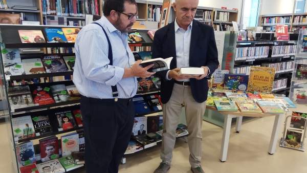 Antonio Muñoz presenta la inversión en libros para las bibliotecas municipales Antonio Muñoz presenta la inversión en libros para las bibliotecas municipales