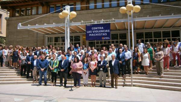Concentración en el Edificio Pignatelli por el asesinato de una mujer. Concentración en el Edificio Pignatelli por el asesinato de una mujer.