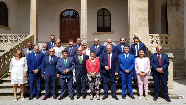 Ruiz (abajo, cuarto por la dcha.), junto a otros representantes institucionales Ruiz (abajo, cuarto por la dcha.), junto a otros representantes institucionales
