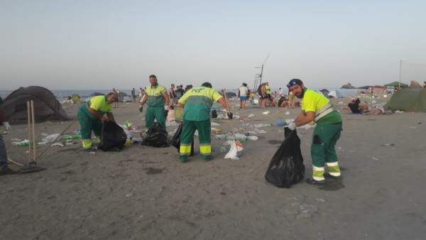 Operarios de limpieza retiran residuos de las playas por San Juan Operarios de limpieza retiran residuos de las playas por San Juan