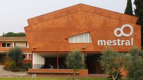 Exterior de la escuela Mestral de Igualada. Exterior de la escuela Mestral de Igualada.
