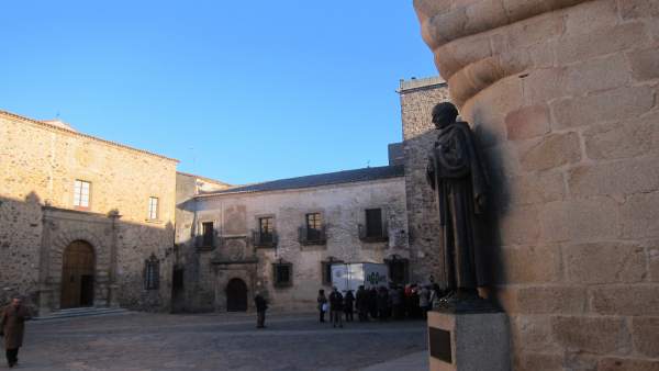 Turistas en la parte antigua de Cáceres Turistas en la parte antigua de Cáceres