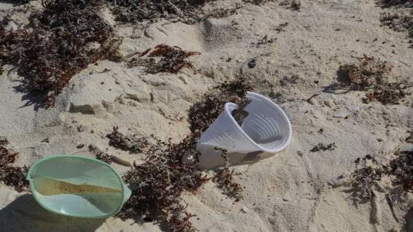 Plástico en la playa, contaminación, recurso, medio ambiente Plástico en la playa, contaminación, recurso, medio ambiente