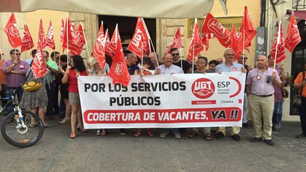 Sindicalistas de UGT ante la Delegación del Gobierno andaluz en Córdoba Sindicalistas de UGT ante la Delegación del Gobierno andaluz en Córdoba