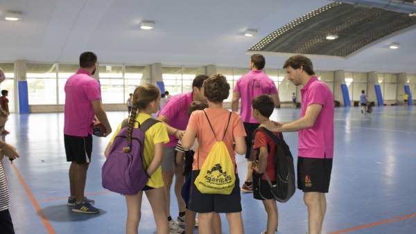 Niños de la escuela de verano de la UPO. Niños de la escuela de verano de la UPO.